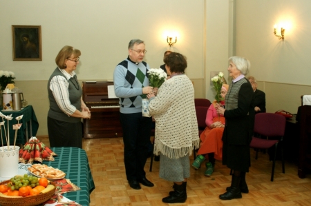 Ziedi un laba vēlējumi mācītājam