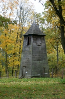18. gs. būvētais zvana tornis pils parkā