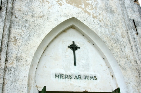 Uzraksts virs baznīcas durvīm