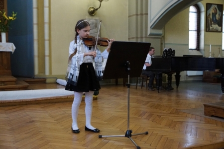 Jaunās, talantīgās vijolnieces priekšnesums